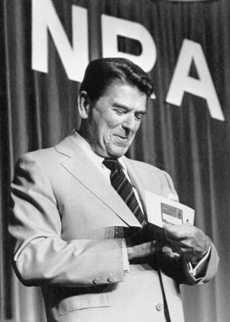 Ο Πρόεδρος Reagan έλαβε την κάρτα μέλους της NRA