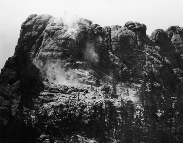 Mount Rushmore με σκάλισμα μόλις αρχίζει.