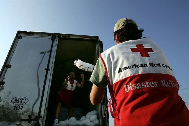Ένας εθελοντής στον Αμερικανικό Ερυθρό Σταυρό, ξεφορτώνει σάκους πάγου για ανθρώπους που έχουν ανάγκη μετά τον τυφώνα Κατρίνα στις 14 Σεπτεμβρίου 2005 στο Μπιλόξι του Μισισιπή.