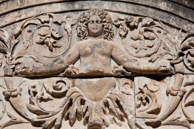 Ανακούφιση Medusa στο ναό του Αδριανού, Ephesus, Τουρκία