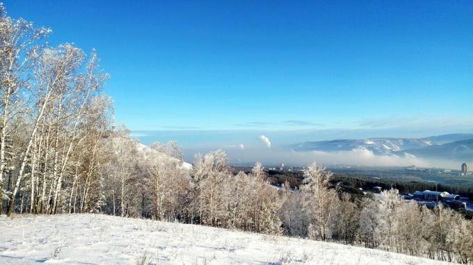 Φυσική άποψη του χιονισμένου τοπίου ενάντια στο μπλε ουρανό