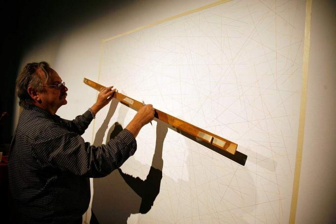 John Hogan δημιουργώντας σχέδιο γραμμής Sol Lewitt