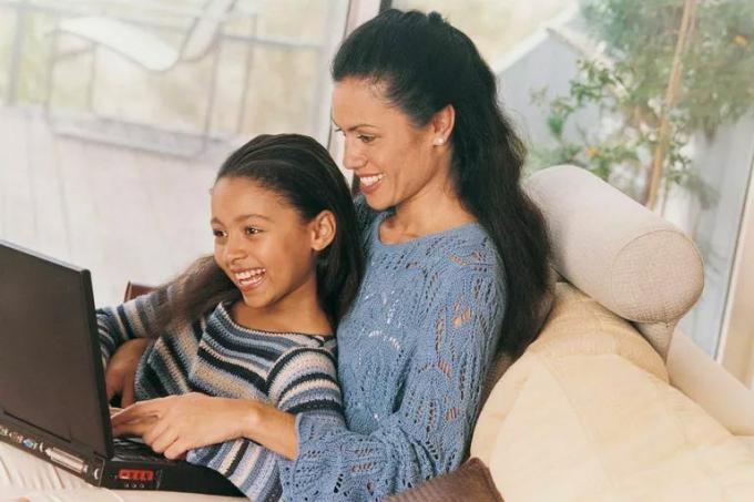 Γονέας και παιδί με φορητό υπολογιστή