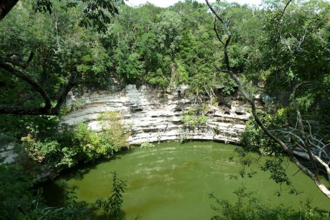 Το βαθύ πράσινο πηγάδι στο Chichén Itzá