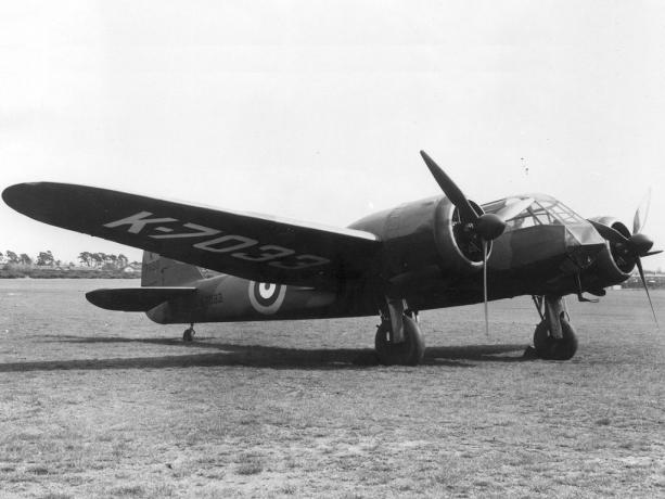 Ένα δίδυμο αεροσκάφος Bristol Blenheim σε ένα αεροδρόμιο.