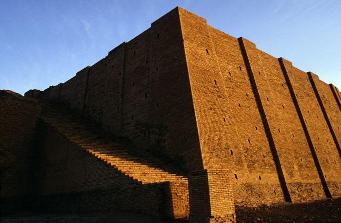 Ιράκ - Nasiriyah - Ένας άνθρωπος περνάει πέρα ​​από το Ziggurat στο Ur