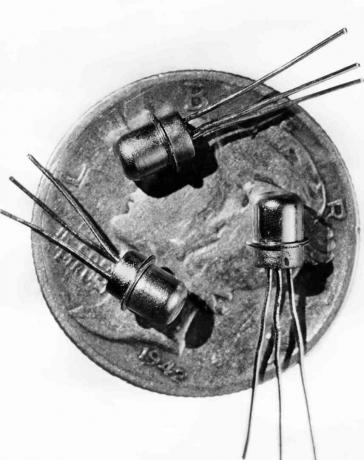 Εικόνα με ημερομηνία 1956 τριών μικροσκοπικών τρανζίστορ M-1 που φαίνονται στο πρόσωπο μιας δεκάρας