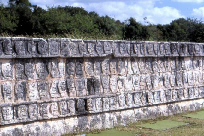 Τοίχος των κρανίων (Tzompantli) στο Chichen Itzá, Μεξικό