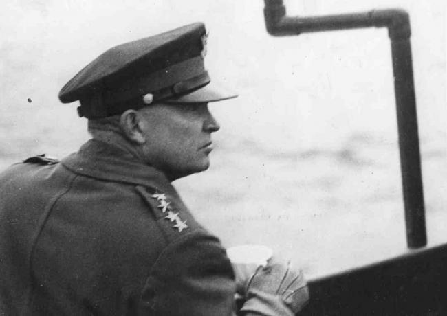 Ο στρατηγός Dwight D Eisenhower (1890 - 1969), Ανώτατος Διοικητής των Συμμαχικών Δυνάμεων, παρακολουθεί το Συμμαχικές επιχειρήσεις προσγείωσης από το κατάστρωμα ενός πολεμικού πλοίου στη Μάγχη κατά τη διάρκεια του Β 'Παγκοσμίου Πολέμου, τον Ιούνιο 1944. Ο Αϊζενχάουερ εκλέχθηκε αργότερα ο 34ος Πρόεδρος των Ηνωμένων Πολιτειών