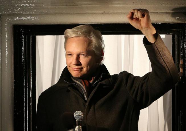 Ο ιδρυτής του Wikileaks, Τζούλιαν Ασάνζ, μιλά από την Πρεσβεία του Ισημερινού στις 20 Δεκεμβρίου 2012 στο Λονδίνο, Αγγλία.