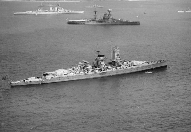 Pocket θωρηκτό Admiral Graf Spee στην άγκυρα με τα βρετανικά πολεμικά πλοία στο παρασκήνιο.