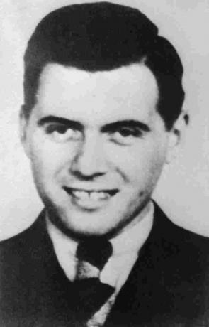 Ασπρόμαυρη φωτογραφία του Joseph Mengele.