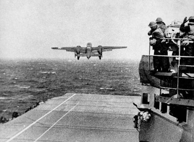 Το B-25 Mitchell απογειώνεται από το USS Hornet, 1942.