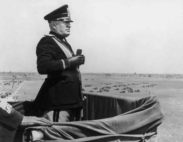 Ο Ιταλός δικτάτορας Benito Mussolini (1883 - 1945) ερευνά το νέο αεροδρόμιο Caselle κατά τη διάρκεια επίσκεψης στο Τορίνο, 16 Μαΐου 1939