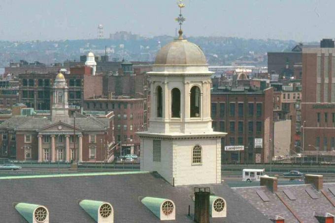 θόλος, Weathervane, καμπαναριό - όλα στο τρούλο Atop Faneuil Hall