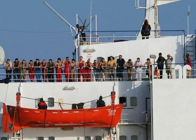 Σομαλοί πειρατές που κρατούν το εμπορικό σκάφος, MV Faina, στέκονται στο κατάστρωμα του πλοίου με μέλη του πληρώματος στις 19 Οκτωβρίου 2008.
