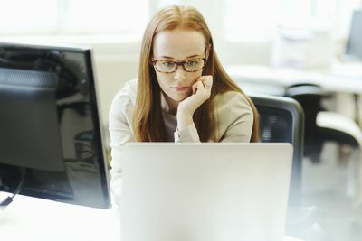 γυναίκα προγραμματιστής ιστού που εργάζεται στον υπολογιστή