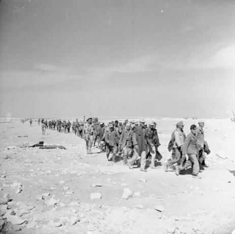Φωτογραφία μικρού αριθμού Γερμανών κρατουμένων που έρχονται στην έρημο.