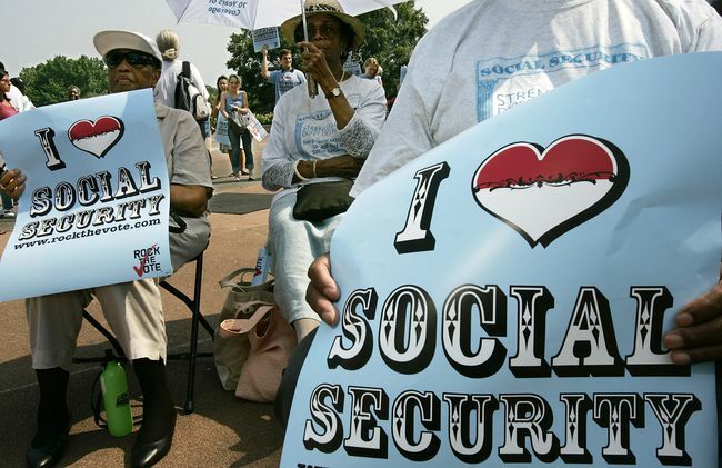 Άνθρωποι που γιορτάζουν την 75η επέτειο της Κοινωνικής Ασφάλισης