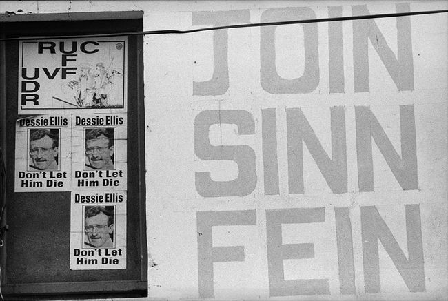 Αφίσες στη Βόρεια Ιρλανδία που υποστηρίζουν το πολιτικό κόμμα Σιν Φέιν και συγκρίνουν την αστυνομία της Βόρειας Ιρλανδίας με τον Βρετανικό Στρατό.