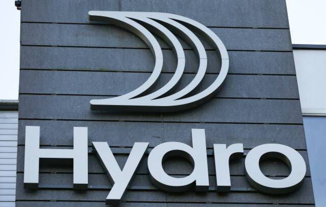 Το νέο λογότυπο της νορβηγικής ομάδας αλουμινίου Norsk Hydro εμφανίζεται στα κεντρικά γραφεία τους στο Lysaker έξω από το Όσλο της Νορβηγίας