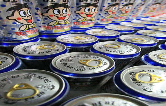 Δοχεία αλουμινίου που περιέχουν ένα κινέζικο ποτό που εμφανίζεται στα ράφια ενός σούπερ μάρκετ Carrefour στο Πεκίνο της Κίνας