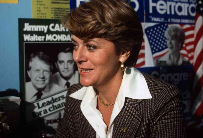 Geraldine Ferraro θέτοντας για μια φωτογραφία