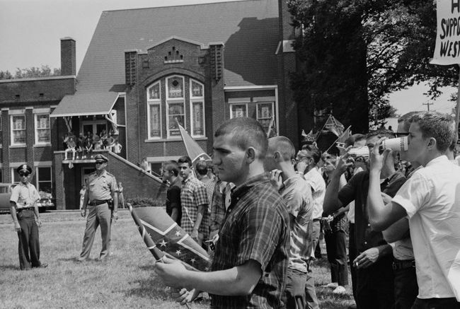 Πλήθος μαθητών στο Γυμνάσιο Woodlawn στο Μπέρμιγχαμ της Αλαμπάμα, που φέρουν τη σημαία της Συνομοσπονδίας σε αντίθεση με την έναρξη της εκστρατείας του Μπέρμιγχαμ, Μάιος 1963