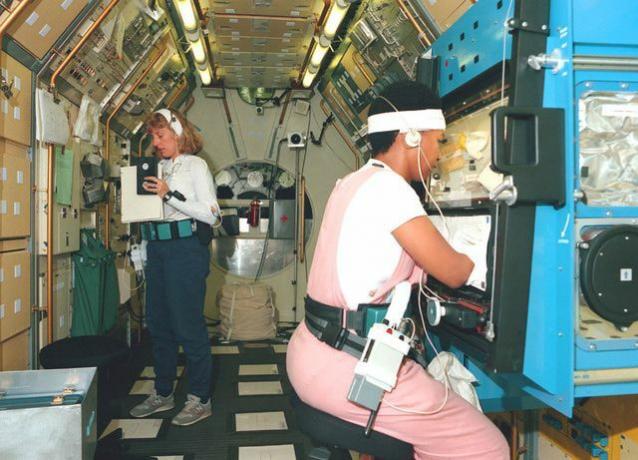 Εικόνες της Mae Jemison - Εκπαίδευση πληρώματος Spacelab-J: Jan Davis και Mae Jemison