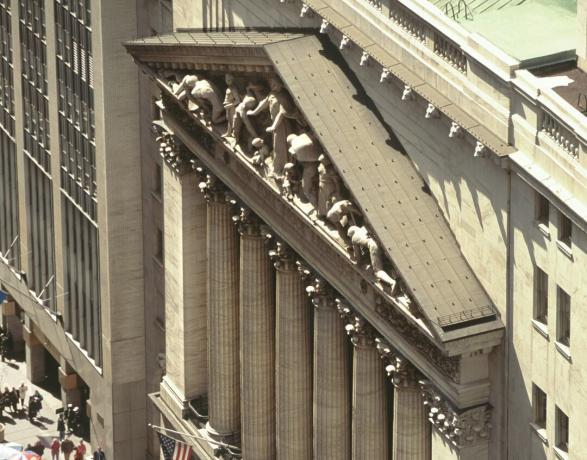 NYSE Broad Street πρόσοψη από ψηλά, αέτωμα, φεγγίτης