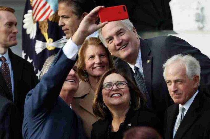 Οι γερουσιαστές Deb Fischer (χαμηλότερο κέντρο) και Shelley Moore Capito (πάνω) γιορτάζουν την έγκριση του νόμου περί φορολογικών περικοπών και θέσεων εργασίας