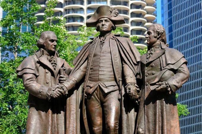 Το άγαλμα των Robert Morris, George Washington και Haym Salomon στηρίζεται στο Wacker Drive, Chicago, Illinois, USA