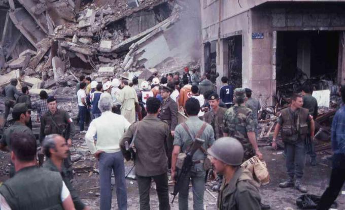 Ένα πλήθος στρατιωτών και δωρητών στέκονται εν μέσω της καταστροφής και των ζημιών στη σκηνή του βομβαρδισμού αυτοκτονίας της Αμερικανικής Πρεσβείας, Βηρυτός, Λίβανος, 18 Απριλίου 1983.