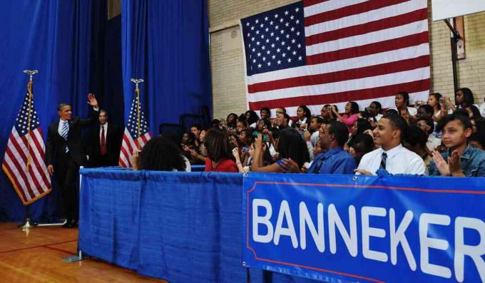 Ο Πρόεδρος των ΗΠΑ Μπαράκ Ομπάμα και η υπουργός Παιδείας Άρν Ντάνκαν φτάνουν για την ετήσια ομιλία του Ομπάμα στο σχολείο Γυμνάσιο του Μπέντζαμιν Μπάννεκερ στις 28 Σεπτεμβρίου 2011 στην Ουάσιγκτον, DC.