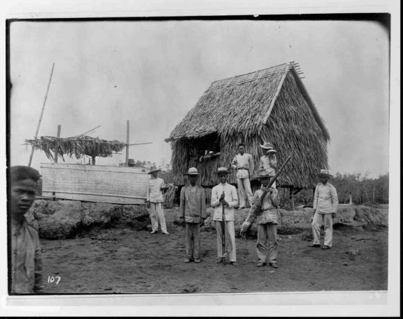 Φιλιππινέζοι αξιωματικοί από τον Hut κατά τη διάρκεια της εξέγερσης των Φιλιππίνων