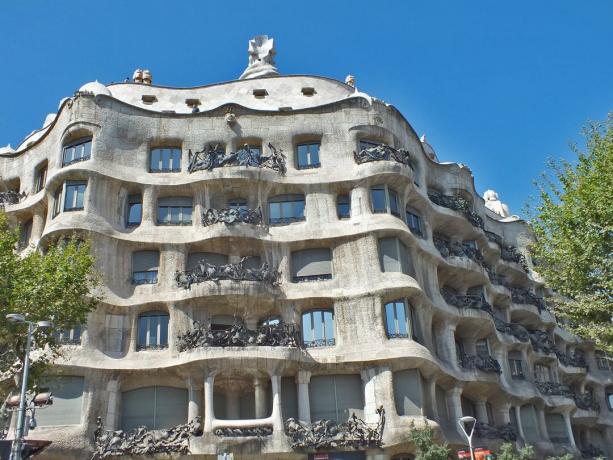 Curvy πολυκατοικία στη Βαρκελώνη της Ισπανίας, Casa Mila, από τον Antoni Gaudi