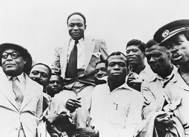 Ασπρόμαυρη φωτογραφία του Kwame Nkrumah που μεταφέρεται στους ώμους των ανδρών στην Ανεξαρτησία της Γκάνας.