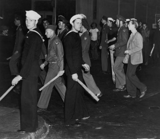 Συμμορίες Αμερικανών ναυτικών και πεζοναυτών οπλισμένων με ξύλα κατά τη διάρκεια των ταραχών Zoot Suit, Λος Άντζελες, Καλιφόρνια, Ιούνιος 1943.