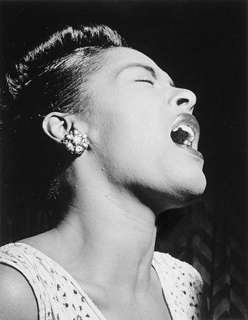 Billie Holiday τραγούδι, ασπρόμαυρη φωτογραφία.