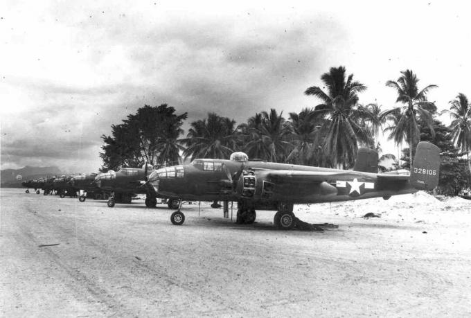 Τα βομβαρδιστικά B-25 παρατάχθηκαν σε διάδρομο στο νότιο Ειρηνικό.