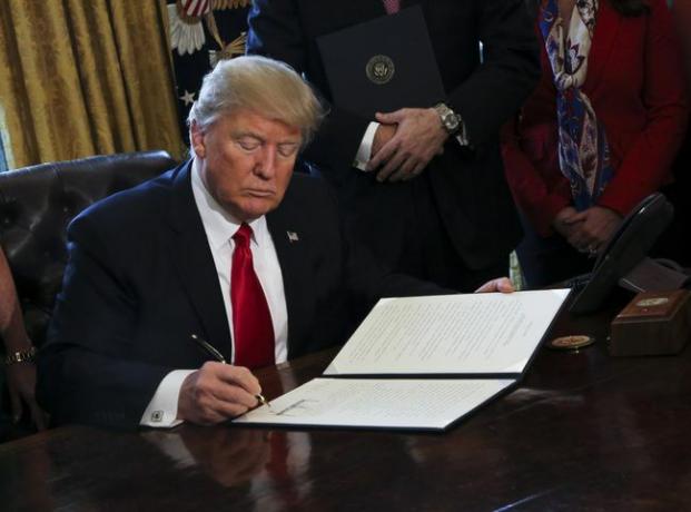 Ο πρόεδρος των ΗΠΑ Ντόναλντ Τραμπ υπογράφει Εκτελεστικά Διατάγματα, συμπεριλαμβανομένης μιας εντολής για την αναθεώρηση της Ντοντ-Φρανκ Γουόλ Στριτ για την ανάκληση των οικονομικών κανονισμών της εποχής Ομπάμα.