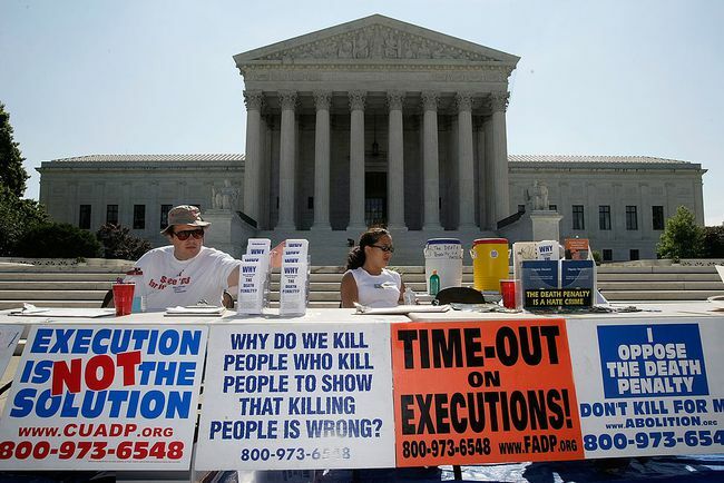 Ακτιβιστές συμμετέχουν σε αγρυπνία κατά της θανατικής ποινής μπροστά από το Ανώτατο Δικαστήριο των ΗΠΑ την 1η Ιουλίου 2008 στην Ουάσιγκτον, DC.
