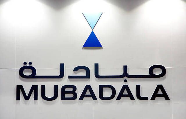 Το λογότυπο της Mubadala Development Co. εμφανίστηκε στο εκθεσιακό περίπτερο κατά τη διάρκεια της Singapore Airshow στη Σιγκαπούρη