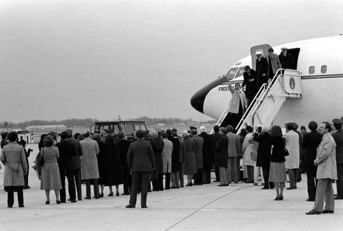 Οι απελευθερωμένοι Αμερικανοί όμηροι αποβίβασαν το Freedom One, ένα αεροσκάφος VC-137 Stratoliner της Πολεμικής Αεροπορίας, κατά την άφιξή τους στη βάση, 27 Ιανουαρίου 1981